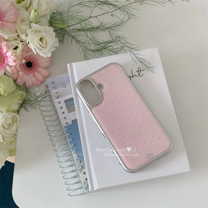 Phone Cases That Charge Your Phone - 韓国風クリームピンクの水玉模様アートフォンケース iPhone 17 16e 16 15