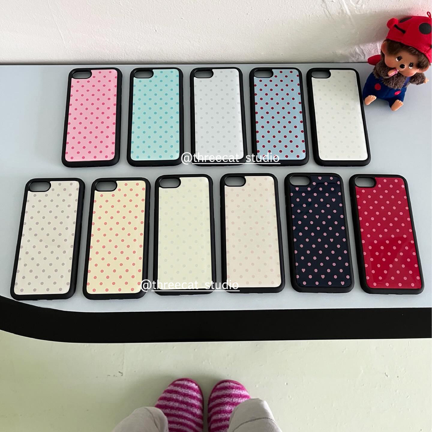 Phone Cases Polka Dot - 韓国のカラフルな水玉模様の黒縁マット仕上げのiPhoneケース（iPhone 18、17 Air、16 Pro Max、15、14 Plus、13、12、11