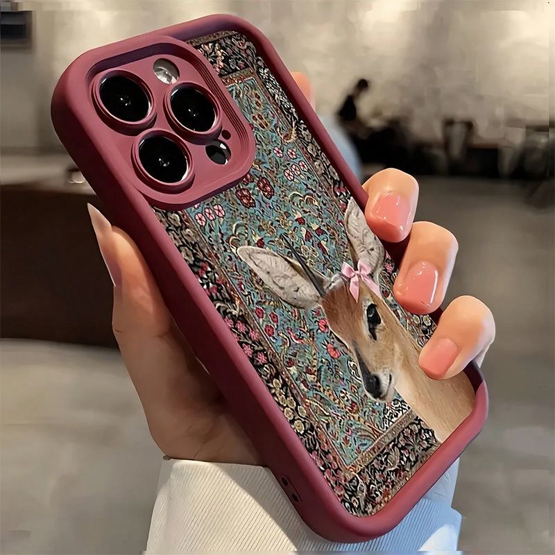 ワインレッドのタペストリー柄鹿プリントケース iPhone  - Phone Cases Red Deer のレビューと価格